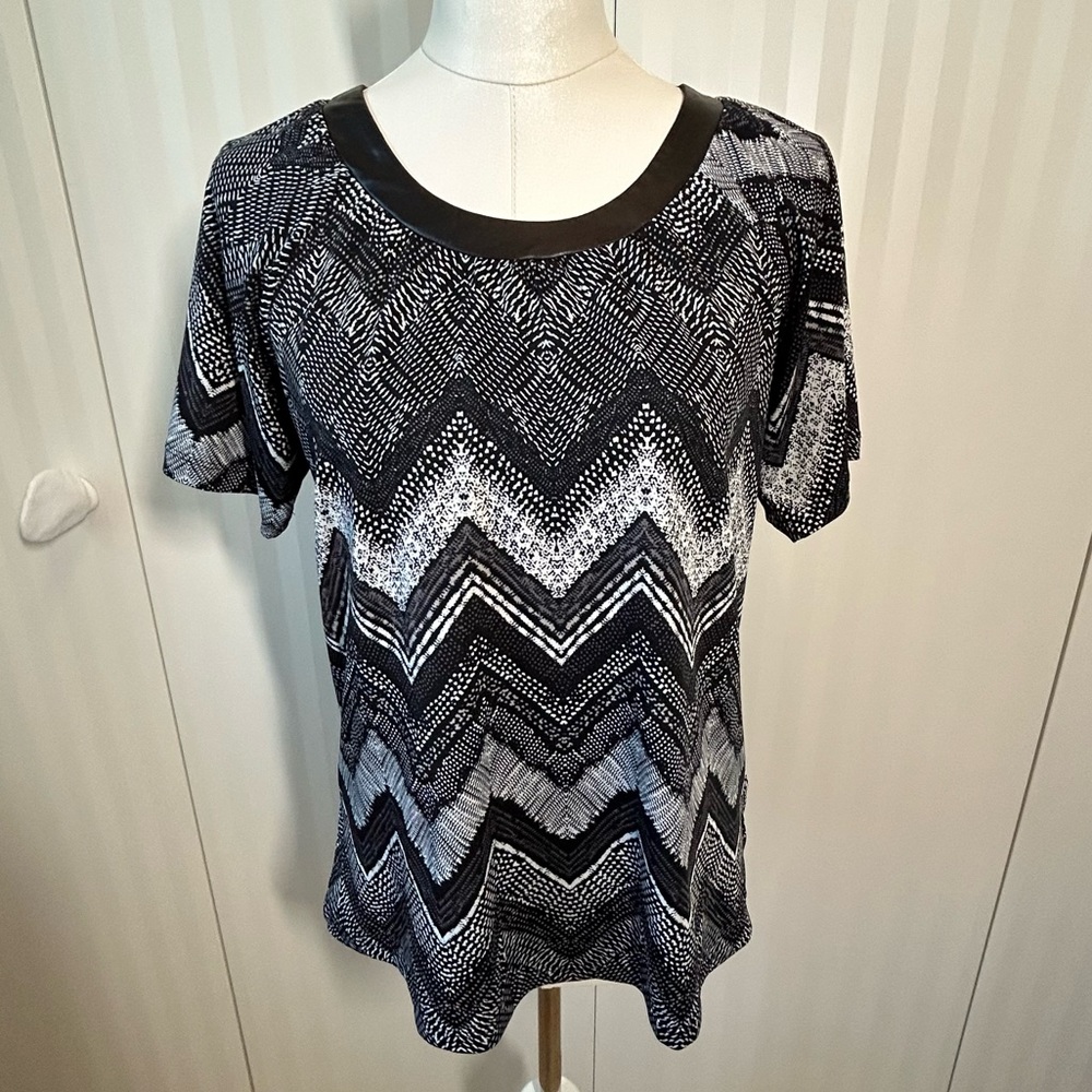Jaclyn Smith black and white no wrinkle chevron blouse Size S